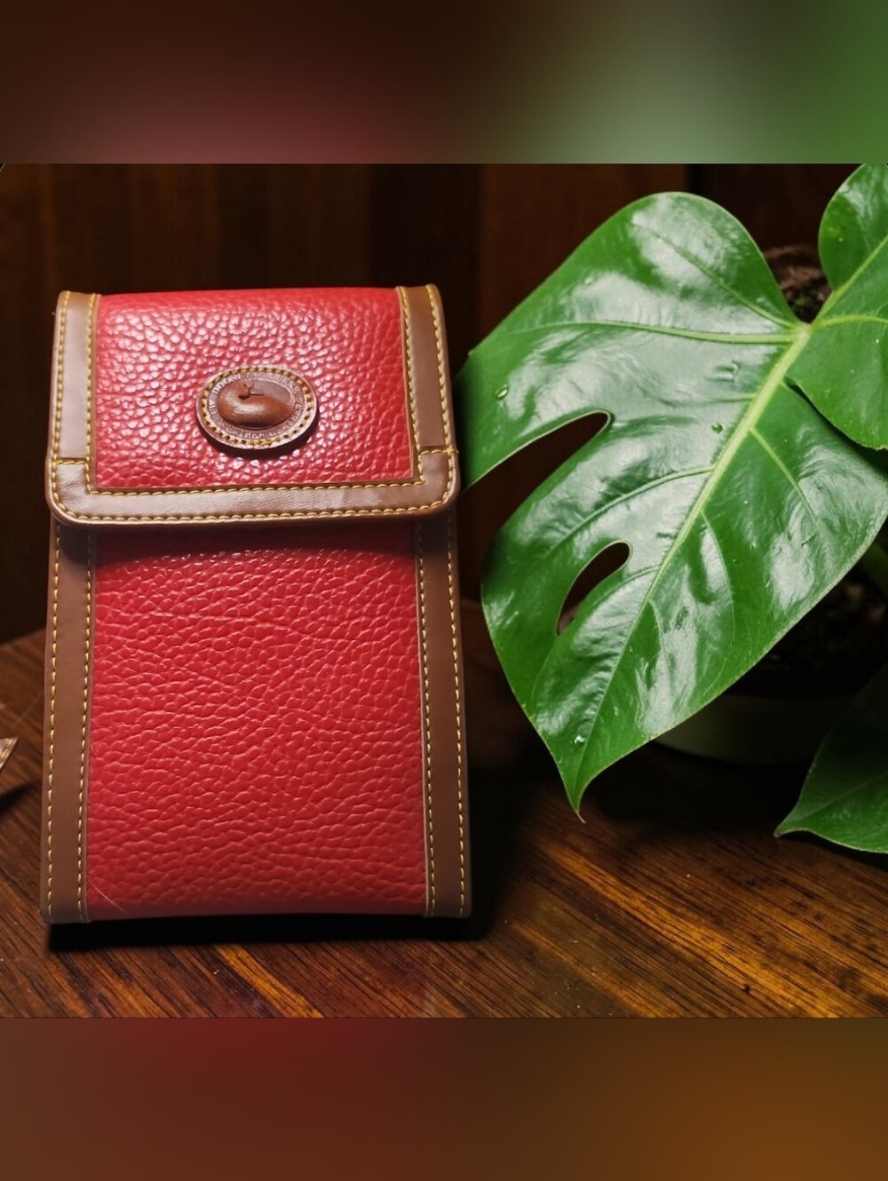 Vintage Dooney & Bourke Pebbled Grain Leather Phone/Wallet Crossbody Bag. EUC